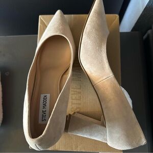 Steve Madden Cream Suede Pumps